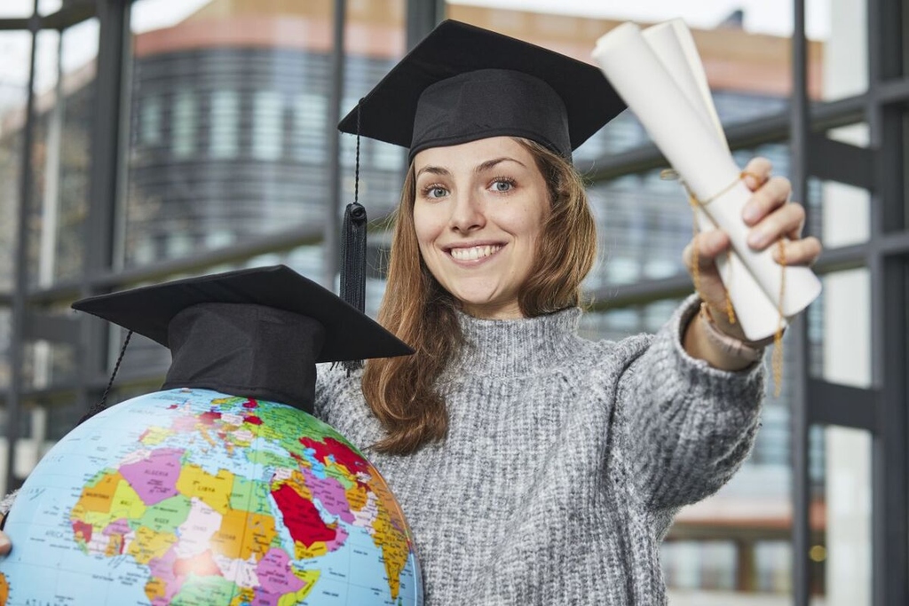 KIT Graduate with diploma