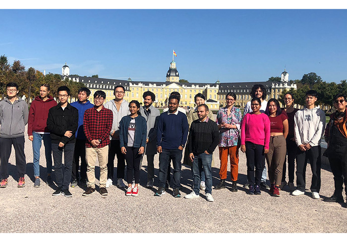 KSOP students standing in front of the Karlsruhe castle